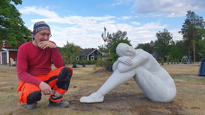 Skulpturen ”Relaxation” på plats i Riddarhyttan