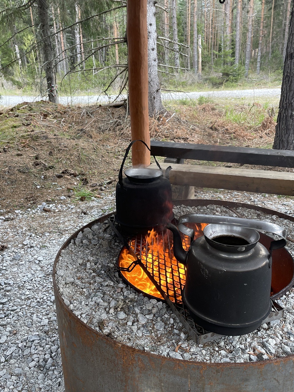 En brasa och kannor.