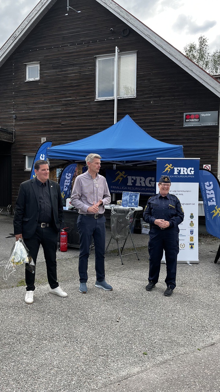 Jonny Emtin, kommunalråd och Thomas Lindberg, kommunchef tackar av Eva Lindberg, kommunpolis som går i pension.