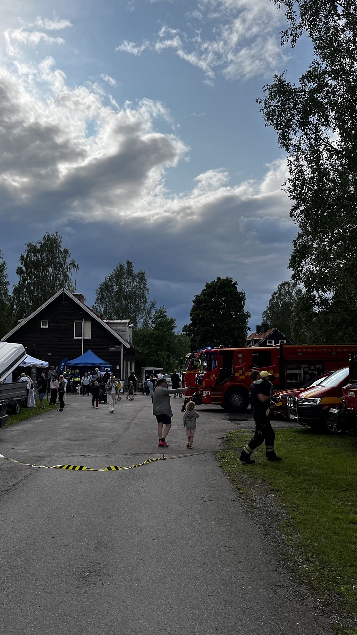 Festplatsen, människor i rörelse.