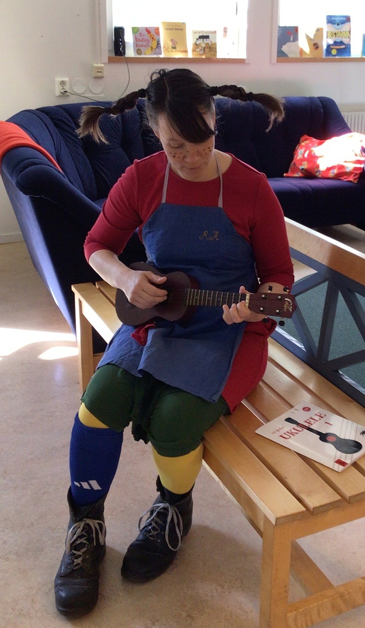 Pippi spelar Ukelele.