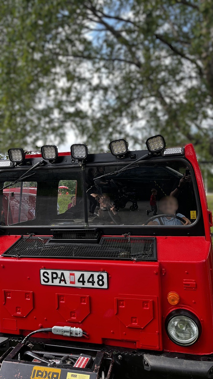 Barn i brandbil.