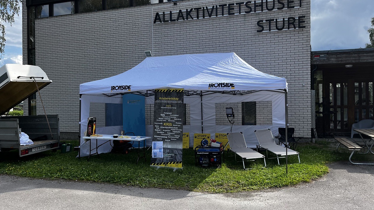 Vitt, stort partytält där sektor samhällsskydd och beredskap höll till.