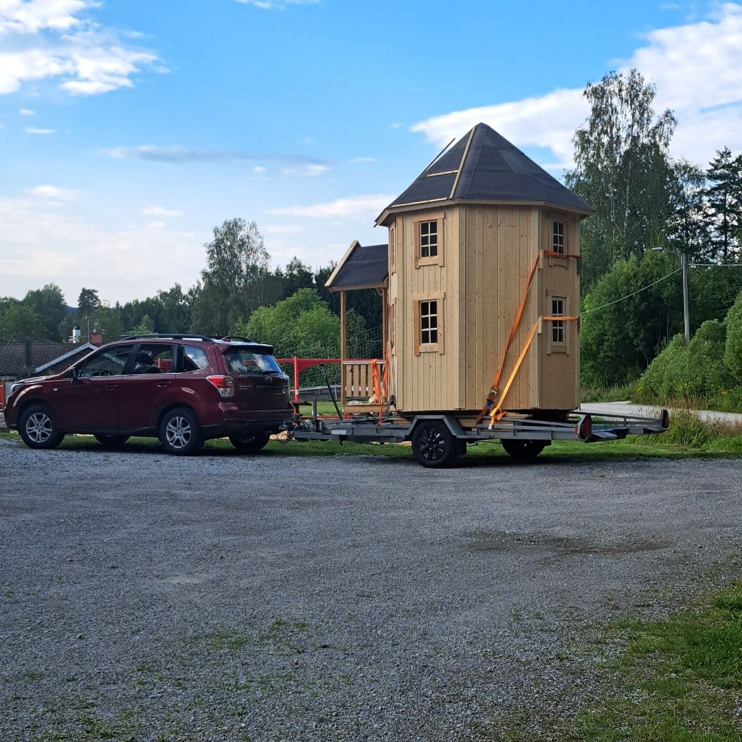Muminhuset står på en släpkärra. 