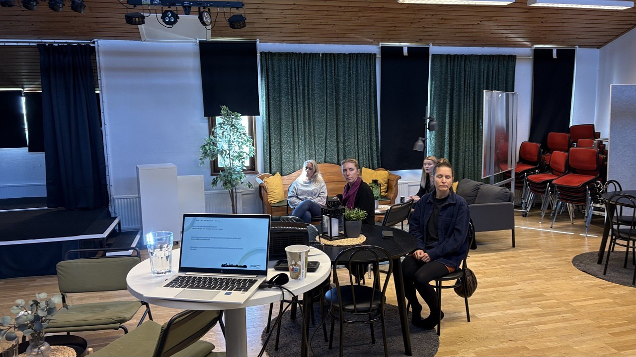 Deltagarna sitter ner och lyssnar på informationen.