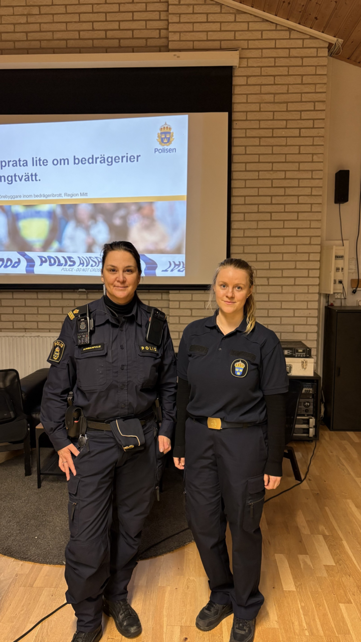 Kommunpolis Therese och kriminolog Linnea står bredvid varandra och tittar in i kameran.